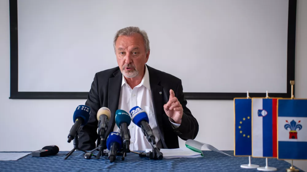 Moravce, obcina.Novinarska konferenca, na kateri je zupan Obcine Moravce Milan Balazic predstavil svoja stalisca in podal dodatna pojasnila glede aktualnih dogodkov in postopkov, ki so se v zadnjih dneh zgodili v zvezi z njegovim priprtjem.
