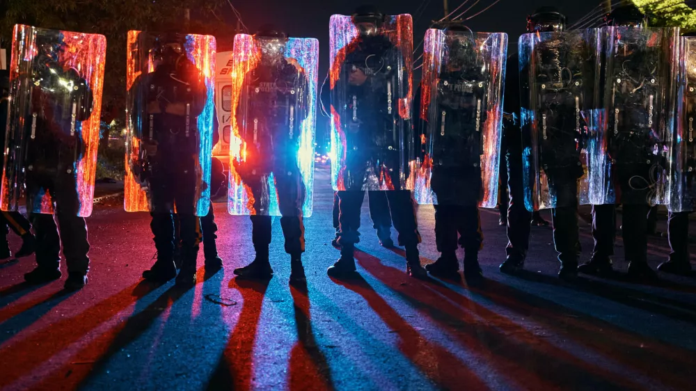 Police stand behind their shields as they prepare to clash with protesters outside the Delaney Hall detention center during a protest against the transfer of detainees and federal immigration policies on Saturday, May 30, 2026, in Newark, N.J. (AP Photo/Andres Kudacki) / Foto: Andres Kudacki