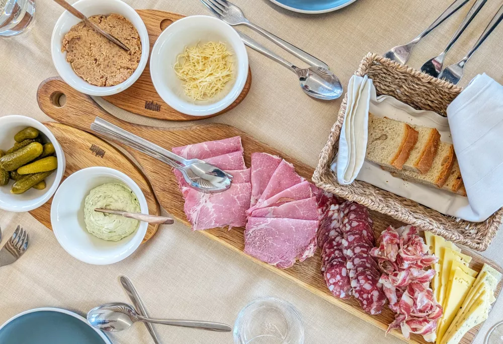 Krožnik hladnih dobrot s kmetije, Vino in turizem Valdhuber