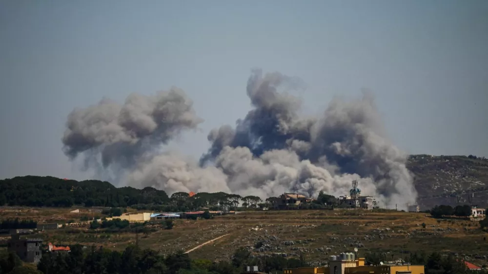 Smoke billows from southern Lebanon, following Israeli strikes, as seen from Nabatieh, Lebanon, June 4, 2026. REUTERS/Stringer