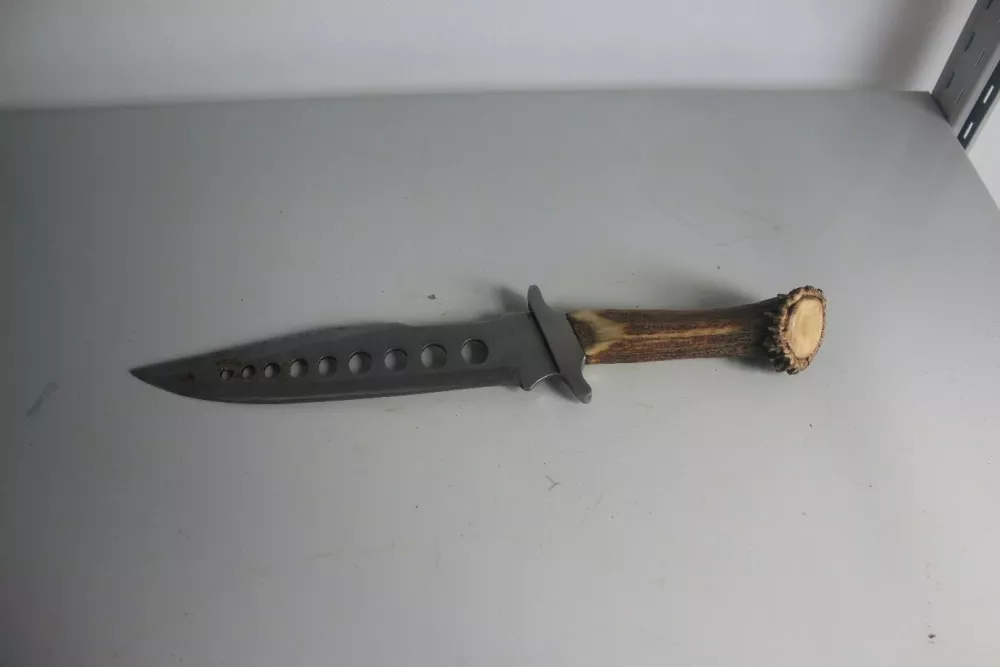 Črnomaljski policisti so v hi&scaron;nih preiskavah pri dveh osumljencih zasegli več različnih predmetov.