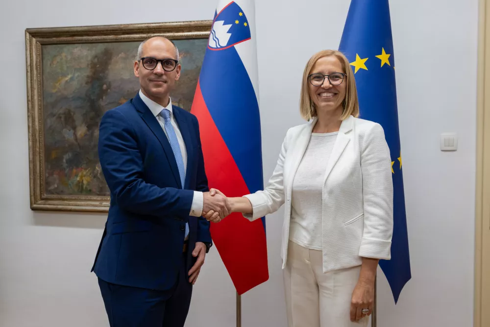 Ljubljana, ministrstvo za zdravje.Primopredaja poslov med dosedanjo ministrico za zdravje Valentino Prevolnik Rupel in novim ministrom Tadejem Ostrcem.