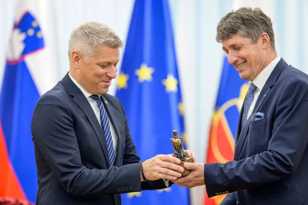 Ljubljana, Ministrstvo za obrambo.Primopredaja poslov med dosedanjim ministrom za obrambo Borutom Sajovicem in novim ministrom za obrambo Valentinom Hajdinjakom.