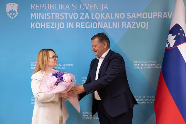 Ljubljana, ministrstvo za kohezijo in regionalni razvoj.Primopredaja poslov med dosedanjim ministrom za kohezijo in regionalni razvoj Aleksandrom Jevskom in novo ministrico Moniko Kirbis Rojs.