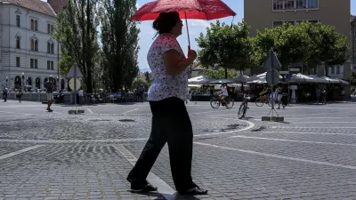 - senčnik - dežnik - zaščita pred soncem- 17.07.2015 - vremenska slika v Ljubljani - poletje - vročina - vročinski val - visoke temperature - najvišje dnevne temperature do 37 stopinj Celzija -       ///FOTO: Jaka Gasar