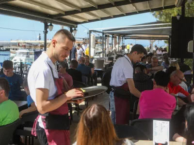 - 29.04.2024. Natakarja v kavarni in sla&scaron;čičarni v Izoli._strežba, gostinstvo, turizem, pomanjkanje turističnih delavcev.- Predlog za prvomajsko čestitko. //FOTO: Bojan Velikonja