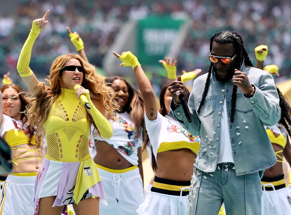 Soccer Football - FIFA World Cup 2026 - Group A - Mexico v South Africa - Estadio Azteca, Mexico City, Mexico - June 11, 2026 Shakira and Burna Boy perform during the opening ceremony before the match REUTERS/Kai Pfaffenbach / Foto: Kai Pfaffenbach