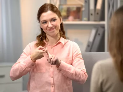 Ustavna pravica gluhih &scaron;e čaka na sistemske re&scaron;itve