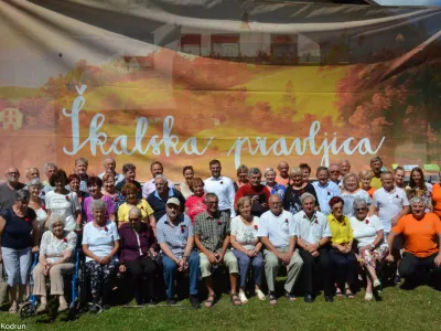 Srečanja &Scaron;kalčanov se je udeležilo 35 preseljenih družin (na fotografiji skupaj z organizatorji in govorniki).