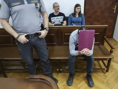 Luka Bohnec, ki se na fotografiji skriva za mapo, ne priznava krivde za poskus uboja oktobra lani. Se je pa za svoje dejanje opravičil in poudaril, da nikomur ni želel storiti nič žalega.&nbsp;