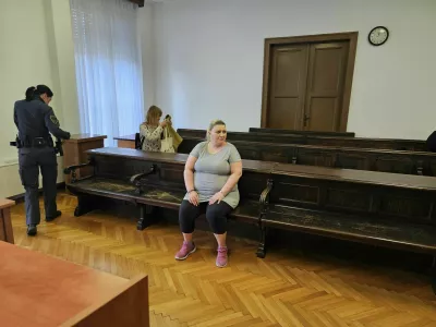 Katja Kup&scaron;ek pravi, da o&scaron;kodovanca ni tepla, le za noge ga je držala, da ne bi "migal", kar ji je naročil partner Boris Močnik. 