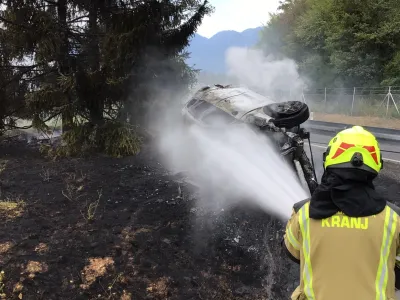 Ga&scaron;enje gorečega avtomobila.