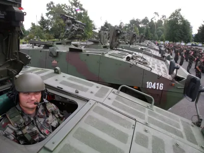 Vzporedno s &scaron;e potekajočo revizijo se kot možna alternativa nem&scaron;kim boxerjem omenja nakup poljskih osemkolesnikov KTO rosomak. Gre za bistveno cenej&scaron;a vozila, ki so licenčna različica patrie, Slovenska vojska pa jih skupaj s stro&scaron;ki uporabe že pozna. Foto:&nbsp;Luka Cjuha&nbsp;