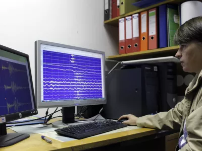 seizmolo&scaron;ka postaja - naprava za zaznavanje in beleženje potresov, - Astronomsko geofizikalni observatorij AGO Golovec 2013, Pot na Golovec 25, dan odprtih vrat - predstavitev seizmolo&scaron;ke dejavnosti ob svetovnem dnevu Zemlje.//FOTO: Jaka Gasar