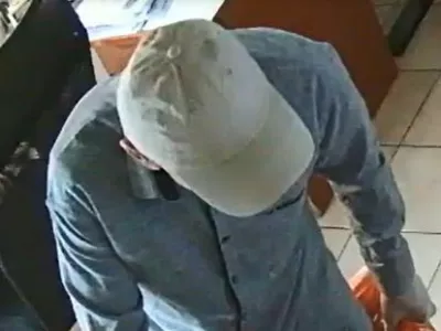 Mo&scaron;ki je zaposlenega v menjalnici s pi&scaron;tolo prisilil, da mu je dal denar. 