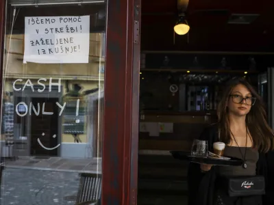 simbolična fotografija &ndash; napis i&scaron;čemo pomoč v strežbi, zaželjene izku&scaron;nje - natakarji - gostinstvo <br> <br>- 30.08.2022 &ndash; iskanje delavcev v prodaji &ndash; ponudba prostih delovnih mest v Ljubljani &ndash; zaposlitev <br> <br>//FOTO: Luka Cjuha<br>
