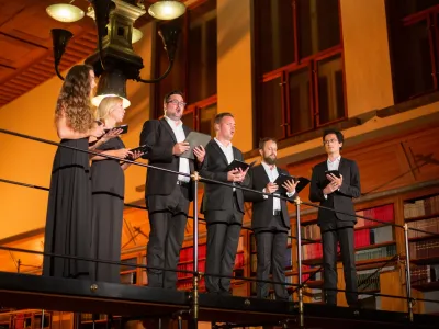 Na fotografiji je utrinek iz lanskega koncerta zbora Ingenium ensemble v veliki čitalnici Narodne univerzitetne knjižnice, ki se je izkazala tudi v akustičnem smislu. Leto&scaron;nji koncert bo 22. septembra, nastopil pa bo Vokalni ansambel Elinor.&nbsp;