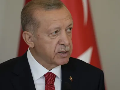 Tur&scaron;ki predsednik Recep Tayyip Erdogan je med balkansko turnejo spet posku&scaron;al krepiti politične odnose z državami v regiji in &scaron;e izbolj&scaron;ati gospodarsko sodelovanje.