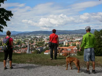 panorama Ljubljana - panoramska fotografija - pes -  - 02.09.2017 &ndash; Jesenska fotografija - jesen - vreme //FOTO: Luka Cjuha.