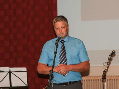 Peter Torkar, župan Občine Gorje

Občani so osupli ob astronomskih nagradah, ki si jih daleč od oči javnosti izplačujejo gospod Poklukar in njegovi ožji sodelavci za prostovoljno delo v dru&scaron;tvu. Čeprav gre za gorjansko dru&scaron;tvo, ta mimo občine s tihim soglasjem države upravlja sotesko Vintgar in pri tem vsako leto v svoj žep pospravi milijonske zneske.