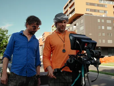&raquo;Med snemanjem ne razpravljava veliko. Intuitiven je. To pomeni, da je sposoben prebrati moje &ndash; včasih tudi malo plavajoče &ndash; ideje, jih pretopiti v vrhunsko filmsko sliko. &Scaron;čitiva si hrbet in to je najvi&scaron;ja stopnja sodelovanja med dvema teamskima ustvarjalcema.&laquo; Tako režiser Jan Cvitkovič (na sliki levo) opi&scaron;e snemanje filma z direktorjem fotografije Juretom Černecom (na sliki desno).