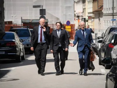 Ivo Vajgl se umika iz predsedni&scaron;ke kampanje in podpira Milana Brgleza, ki ju družijo podobni zunanjepolitični pogledi. Na fotografiji sta Vajgl in Brglez v družbi z nekdanjim katalonskim predsednikom Carlesom Puigdemontom.&nbsp;