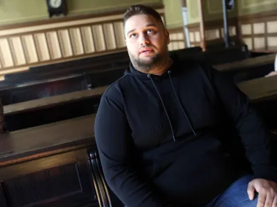 Valentino Beganović <br><br>- 03.10.2022 &ndash; sojenje &ndash; predobravnavni narok za Rokija Bajrića in njegovega deset let starej&scaron;ega brata Mirsada ter Valentina Beganovića, zaradi strelskega spopada na terasi lokala Kofi plac ob tržnici sredi ljubljanskega BTC,<br><br>//FOTO: Tomaž Skale<br>