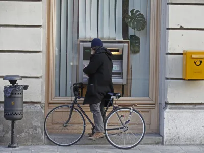 - obrtniki protestno dvigovali gotovino na bankomatih. - člani Obrtno-podjetni&scaron;ke zbornice (OZS) z dvigom gotovine iz bankomatov nadaljujejo državljansko nepokor&scaron;čino, ki so jo v začetku meseca začeli s pro&scaron;njami na davčno upravo za odlog plačil prispevkov in davkov.   ///FOTO: Luka Cjuha