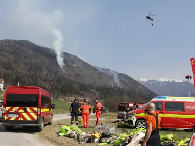 ga&scaron;enje &ndash;&nbsp;gasilci -helikopter slovenske vojske &nbsp;- 29.03.2022 &ndash; Preddvor &ndash; obsežen&nbsp;požar&nbsp;na pobočju Poto&scaron;ke gore nad Preddvorom v smeri izletni&scaron;ke točke Baba nad krajem Potoče&nbsp;//FOTO: Bojan Velikonja