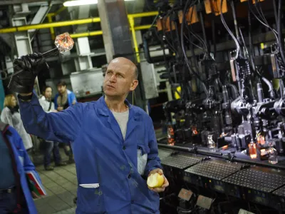 - Steklarna Hrastnik d.d., družba za proizvodnjo steklenih izdelkov- Hrastnik 2012 - industrijsko in rudarsko mesto v Zasavju - steklarstvo//FOTO: Bojan Velikonja OPOMBA: ZA OBJAVO V PRILOGI &ndash; DNEVNIKOV OBJEKTIV - REPORTAŽA 2012