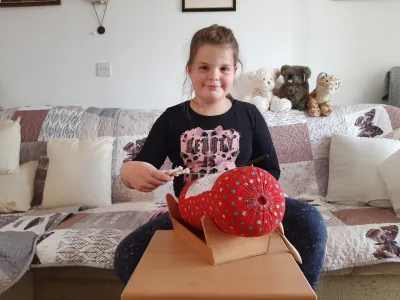 Da je Hana zelo prida učenka klekljanja čipk, priznava tudi njena mentorica Franči&scaron;ka. Veseli jo, da deklica ohranja to lepo žlahtno obrt, ki je uvr&scaron;čena celo na Unescov seznam nesnovne kulturne dedi&scaron;čine.&nbsp;