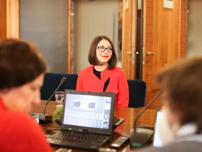 Ministrica Emilija Stojmenova Duh se &scaron;e naprej brani, da je bil nakup računalnikov smotrn, v SDS pa so zaradi očitkov računskega sodi&scaron;ča zoper njo že napovedali vložitev nove interpelacije.