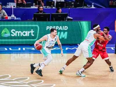 Luka Dončić (z žogo) je s 26 točkami ter po 11 asistencami in skoki pri&scaron;el do trojnega dvojčka, a je Hrva&scaron;ka razbila Slovenijo.&nbsp;