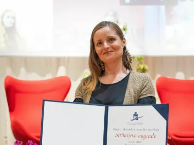 Leto&scaron;nja dobitnica Stritarjeve nagrade je Petra Kor&scaron;ič. F Mitic Javornik