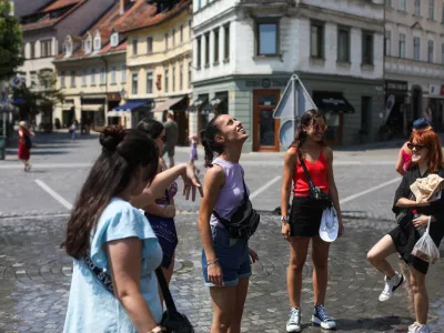 - turisti, ljubljasko vreme na Pre&scaron;ernovem trgu.- 11.07.2023 &ndash; simbolična fotografija - vremenska slika v Ljubljani &ndash; drugi vročinski val - visoke dnevne temperature &ndash; vročina &ndash; klimatske spremembe - najvi&scaron;je dnevne temperature od 31 do 35 stopinj Celzija //FOTO: Bojan Velikonja 