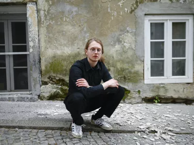 Jazz sem odkril po naključju, med prehodom iz osnovne v srednjo &scaron;olo. V tretjem letniku sem se pridružil Žigi in Petru Smrdelu in počasi je nastal trio Mind Tree. To je moj vstop v svet jazza.

&nbsp;

&nbsp;