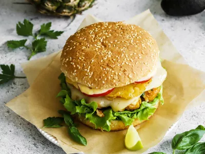 Pi&scaron;čančji burger z ananasom. 