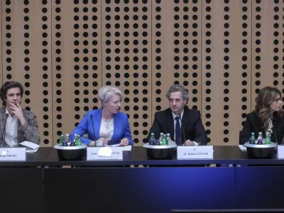 Minister za delo, družino in socialne zadeve Luka Mesec (Levica), predsednica DZ Ur&scaron;ka Klakočar Zupančič (GS) in predsednik vlade Robert Golob na srečanju koalicijskih partnerjev Gibanje Svoboda, SD in Levica. Foto: Jaka Gasar