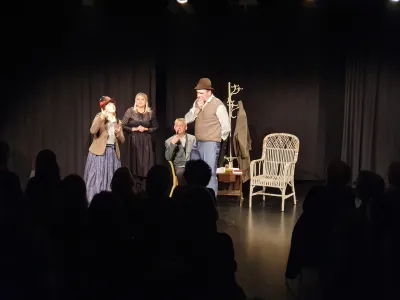 PREDSTAVA: Gluhi igralci so ob Dnevu slovenskega znakovnega jezika pripravili tudi gledali&scaron;ko igro Moja draga dama v znakovnem jeziku in je bila prevedena v govor s močjo tolmačev. Tako je lahko tako gluho kot sli&scaron;ečo občinstvo imelo redko priložnost uživati v predstavi, ki jo je pripravila gluha skupnost.