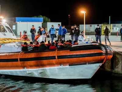 Italijanska skrajno desna vlada premierke Giorgie Meloni je nedavno zavrnila izkrcanje migrantov z re&scaron;evalne ladje Ocean Viking.