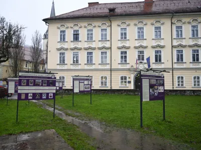 - 09.12. 2022 - Razstava Ko so nam zvezde naklonjene &hellip; Zgodovina jezuitskega kolegija v Ljubljani pred Arhivom Republike Slovenije.  //FOTO: Nik Erik Neubauer