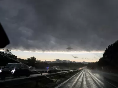 - Nevihta, nevihtni oblak. &Scaron;tajerska avtocesta Maribor Ljubljana- 19.07.2023 &ndash; vreme - oranžno opozorilo za celotno Slovenijo &ndash; nevihtni pas - nevihte //FOTO: Bojan Velikonja