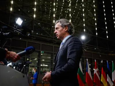 Predsednik vlade Robert Golob poudarja svojo pravico, da ga varujejo varnostniki, ki jim zaupa.&nbsp;