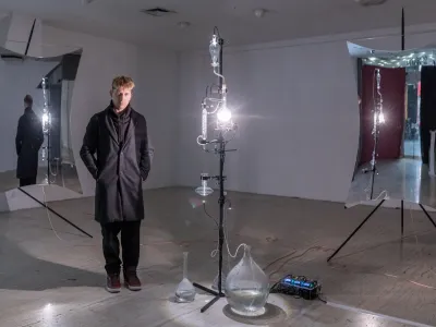 Razstava Mihe Godca, katere kuratorka je Rea Vogrinčič, je v Podhodu Ajdov&scaron;čina ustvarila posebno vzdu&scaron;je. Foto: Ma&scaron;a Krajnc