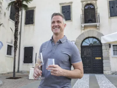 nekdanji dirkač Formule 1 Ralf Schumacher - 14.09.2020 &ndash; Dobrovo - Vinska klet Gori&scaron;ka Brda - obisk nekdanjega zveznika F1 Ralfa Schumacherja, ki je pri&scaron;el na ogled zaključnih del ročne priprave njegovih ros&eacute; penin, ki jih posebej zanj polni Klet Brda. //FOTO: Jaka Gasar