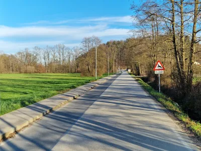 Del Nove poti v Vnanjih Goricah je zunaj naselja, a ima omejitev hitrosti 30 kilometrov na uro, pogosto tam tudi stoji radar.&nbsp;