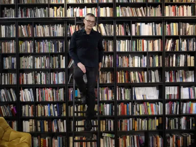 Goran Tomčić, hrva&scaron;ki umetnik, je v Ljubljano za svojo umetni&scaron;ko akcijo prinesel 20.000 cofov. Foto: Tomaž Skale