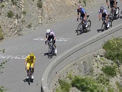 Tadej Pogačar (na fotografiji v rumenem dresu) je v glavnini prvi sprožil napad. Sprva mu je sledil Jonas Vingegaard (v pikčastem), junak dneva med kapetani Remco Evenepoel (v belem) pa je sledil iz ozadja, a je imel na koncu največ moči.

&nbsp;

&nbsp;

&nbsp;