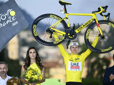 Zmagovalec Toura Tadej Pogačar je za razglasitveni oder pred parkom Massena dobil posebno kolo.

&nbsp;

&nbsp;

&nbsp;