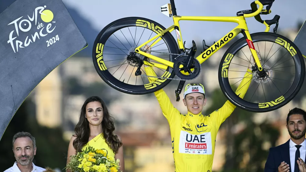 Zmagovalec Toura Tadej Pogačar je za razglasitveni oder pred parkom Massena dobil posebno kolo.

&nbsp;

&nbsp;

&nbsp;